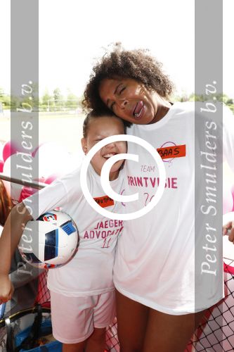 Amsterdam 21 mei 2016
Voetballen voor down in Amsterdam met div Bn ers.
Raffaela Paton met dochter
