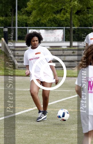 Amsterdam 21 mei 2016
Voetballen voor down in Amsterdam met div Bn ers.
Raffaela Paton met dochter