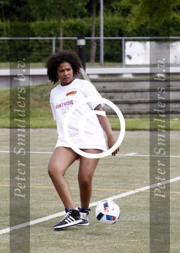 Amsterdam 21 mei 2016
Voetballen voor down in Amsterdam met div Bn ers.
Raffaela Paton met dochter
