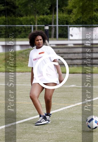 Amsterdam 21 mei 2016
Voetballen voor down in Amsterdam met div Bn ers.
Raffaela Paton met dochter