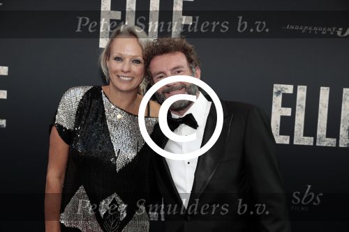 Amsterdam 31 mei 2016
Premiere nieuwste film van Paul Verhoeven Elle in Tuschinski. Kluun Raymond v d Klundert met vriendin