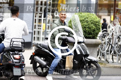 Amsterdam 3 juni 2016
Ruud Gullit op de scooter in Amsterdam zuid