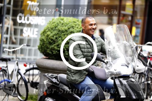 Amsterdam 3 juni 2016
Ruud Gullit op de scooter in Amsterdam zuid