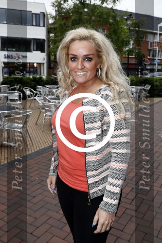 Hilversum 25 mei 2016
Feest Imca Marina vanwege 60 jarig artiesten jubileum en haar 75e verjaardag in de kei.
Samantha Steenwijk met partner