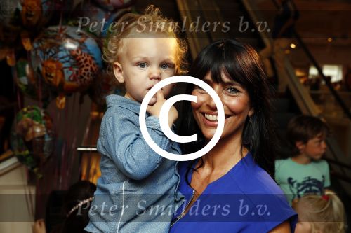 Amsterdam 29 mei 2016
Presentatie het grote knuffelboek van Nederland gemaakt door Gallyon v Vessem.
De presentatie was bij Scheltema. Sandra Schuurhof met zoontje