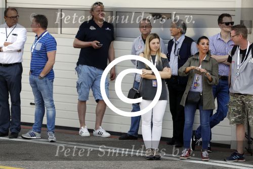 Zandvoort 4 juni 2016
Jumbo familie racedagen op Zandvoort met oa Max Verstappen en zijn Red Bull race auto. Sophie marie Kumpen en dochter Victoria Verstappen