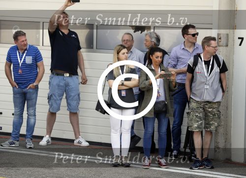 Zandvoort 4 juni 2016
Jumbo familie racedagen op Zandvoort met oa Max Verstappen en zijn Red Bull race auto. Sophie marie Kumpen en dochter Victoria Verstappen