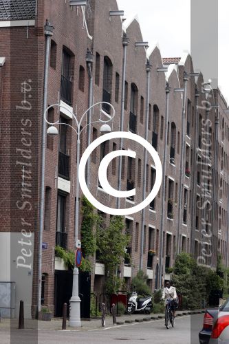 Amsterdam 23 mei 2016
Thijs Romer verlaat zijn huis om vervolgens met Katja haar auto weg te rijden.