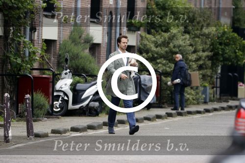 Amsterdam 23 mei 2016
Thijs Romer verlaat zijn huis om vervolgens met Katja haar auto weg te rijden.