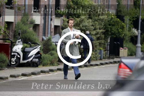 Amsterdam 23 mei 2016
Thijs Romer verlaat zijn huis om vervolgens met Katja haar auto weg te rijden.