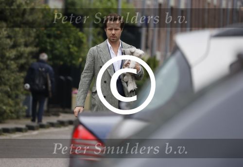 Amsterdam 23 mei 2016
Thijs Romer verlaat zijn huis om vervolgens met Katja haar auto weg te rijden.