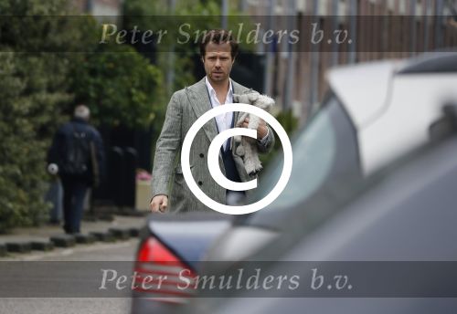 Amsterdam 23 mei 2016
Thijs Romer verlaat zijn huis om vervolgens met Katja haar auto weg te rijden.