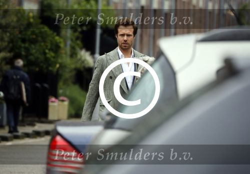 Amsterdam 23 mei 2016
Thijs Romer verlaat zijn huis om vervolgens met Katja haar auto weg te rijden.