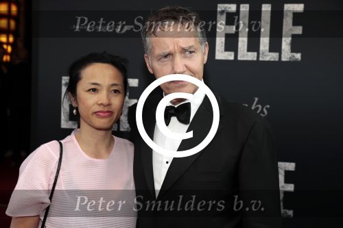 Amsterdam 31 mei 2016
Premiere nieuwste film van Paul Verhoeven Elle in Tuschinski. Thom Hoffman met zijn vrouw