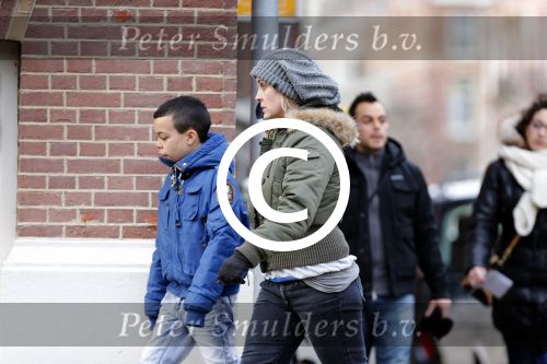 Amsterdam 18 maart 2013
Zangeres Anouk met haar zoon op straat in Amsterdam.
Peter Smulders bv