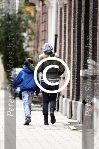 Amsterdam 18 maart 2013
Zangeres Anouk met haar zoon op straat in Amsterdam.
Peter Smulders bv