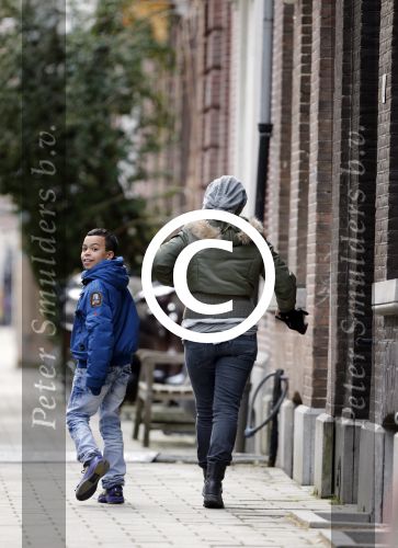 Amsterdam 18 maart 2013
Zangeres Anouk met haar zoon op straat in Amsterdam.
Peter Smulders bv