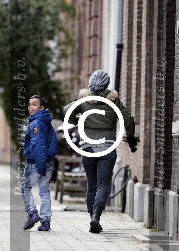 Amsterdam 18 maart 2013
Zangeres Anouk met haar zoon op straat in Amsterdam.
Peter Smulders bv