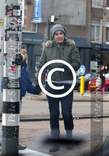 Amsterdam 18 maart 2013
Zangeres Anouk met haar zoon op straat in Amsterdam.
Peter Smulders bv