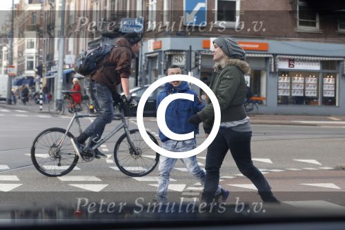 Amsterdam 18 maart 2013
Zangeres Anouk met haar zoon op straat in Amsterdam.
Peter Smulders bv