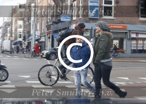 Amsterdam 18 maart 2013
Zangeres Anouk met haar zoon op straat in Amsterdam.
Peter Smulders bv