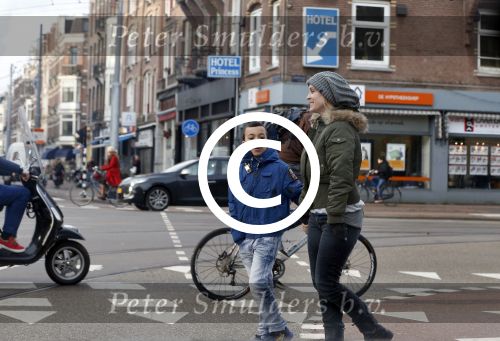 Amsterdam 18 maart 2013
Zangeres Anouk met haar zoon op straat in Amsterdam.
Peter Smulders bv