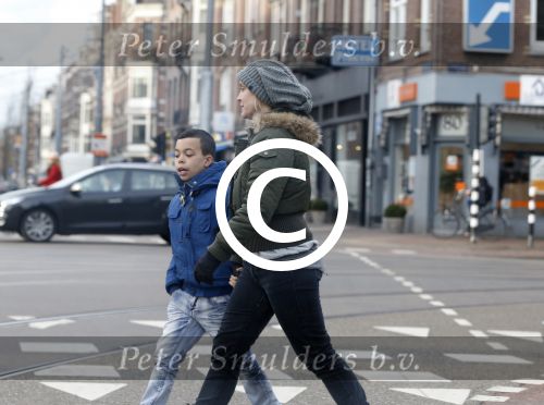 Amsterdam 18 maart 2013
Zangeres Anouk met haar zoon op straat in Amsterdam.
Peter Smulders bv