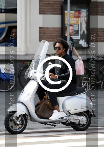 Amsterdam 3 juni 2017  
Oud Idols deelnemers Aaron op vespa scooter.