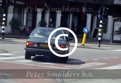 Amsterdam 2 juni 2017
Alain Clark gaat in zijn oldtimer BMW naar de school van zijn zoon waar een voorstelling wordt gegeven.