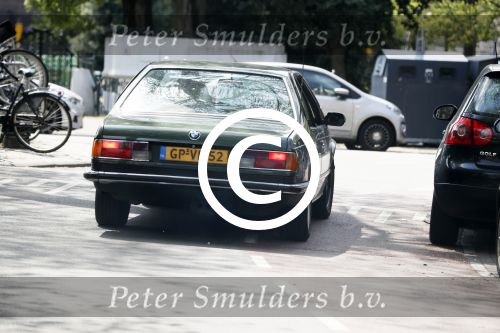 Amsterdam 2 juni 2017
Alain Clark gaat in zijn oldtimer BMW naar de school van zijn zoon waar een voorstelling wordt gegeven.