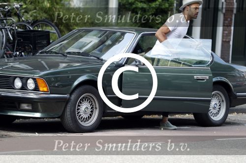 Amsterdam 2 juni 2017
Alain Clark gaat in zijn oldtimer BMW naar de school van zijn zoon waar een voorstelling wordt gegeven.