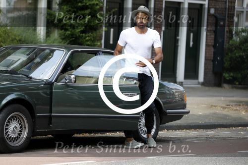 Amsterdam 2 juni 2017
Alain Clark gaat in zijn oldtimer BMW naar de school van zijn zoon waar een voorstelling wordt gegeven.