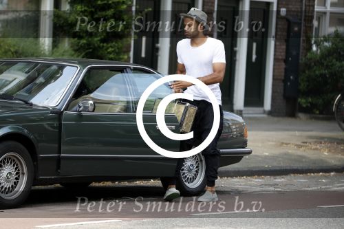 Amsterdam 2 juni 2017
Alain Clark gaat in zijn oldtimer BMW naar de school van zijn zoon waar een voorstelling wordt gegeven.
