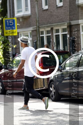 Amsterdam 2 juni 2017
Alain Clark gaat in zijn oldtimer BMW naar de school van zijn zoon waar een voorstelling wordt gegeven.