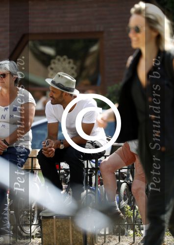 Amsterdam 2 juni 2017
Alain Clark gaat in zijn oldtimer BMW naar de school van zijn zoon waar een voorstelling wordt gegeven.
