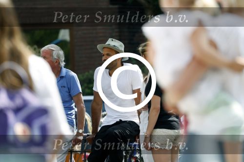Amsterdam 2 juni 2017
Alain Clark gaat in zijn oldtimer BMW naar de school van zijn zoon waar een voorstelling wordt gegeven.
