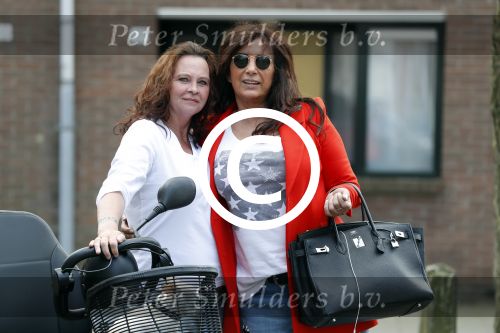 Breda 11 mei 2017
Andrea van der Kaap de weduwe van Sugar Lee Hooper op haar scootmobiel. Andrea met Valerie Lampereur