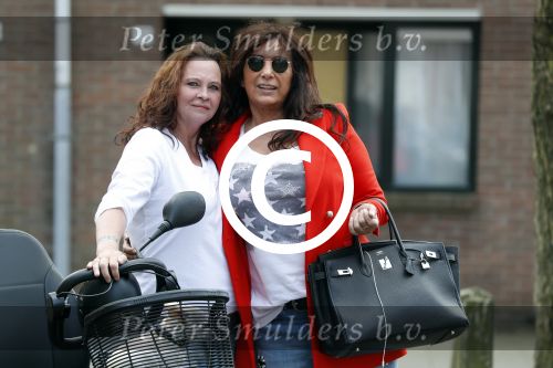Breda 11 mei 2017
Andrea van der Kaap de weduwe van Sugar Lee Hooper op haar scootmobiel. Andrea met Valerie Lampereur