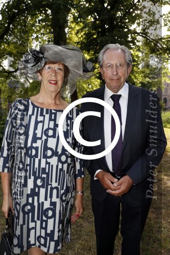Haarzuilens 21 juni 2017
Haringparty bij kasteel de Haar. Annemarie Jorritsma met man