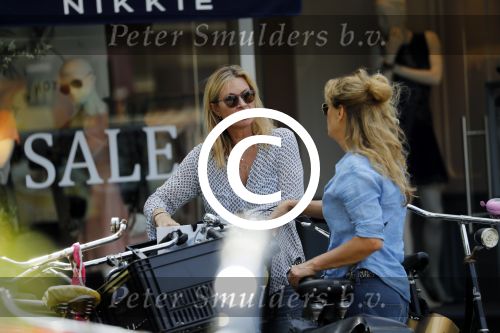 Amsterdam 21 juni 2017 
Annemieke Verdoorn met een vriendin in Amsterdam zuid