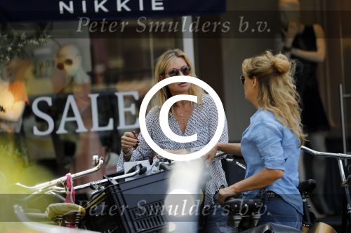 Amsterdam 21 juni 2017 
Annemieke Verdoorn met een vriendin in Amsterdam zuid