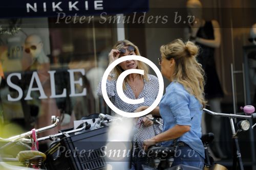 Amsterdam 21 juni 2017 
Annemieke Verdoorn met een vriendin in Amsterdam zuid