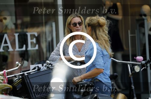 Amsterdam 21 juni 2017 
Annemieke Verdoorn met een vriendin in Amsterdam zuid