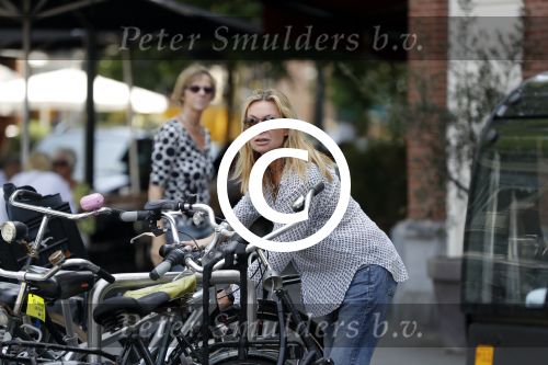 Amsterdam 21 juni 2017 
Annemieke Verdoorn met een vriendin in Amsterdam zuid