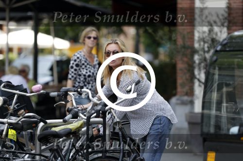 Amsterdam 21 juni 2017 
Annemieke Verdoorn met een vriendin in Amsterdam zuid
