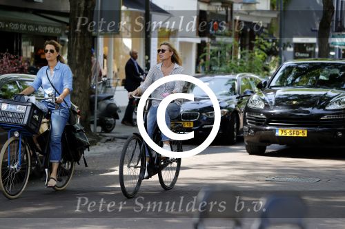 Amsterdam 21 juni 2017 
Annemieke Verdoorn met een vriendin in Amsterdam zuid