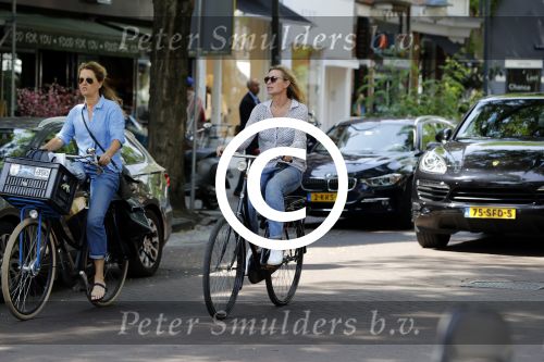 Amsterdam 21 juni 2017 
Annemieke Verdoorn met een vriendin in Amsterdam zuid