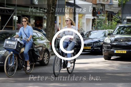 Amsterdam 21 juni 2017 
Annemieke Verdoorn met een vriendin in Amsterdam zuid