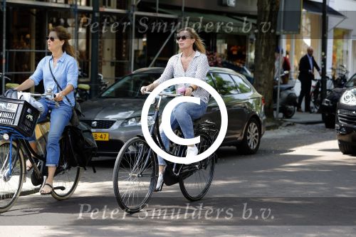 Amsterdam 21 juni 2017 
Annemieke Verdoorn met een vriendin in Amsterdam zuid