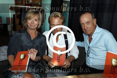 Zandvoort 1 juni 2017 
Boekpresentatie Peter Romer en zijn vrouw Anette Hock in standtent Rapa Nui . Hun kinderen waaronder Thijs en Nienke kregen het eerste boek.